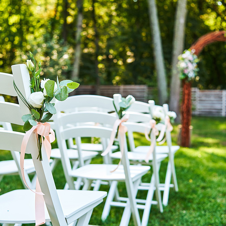 White chairs, garden chairs and wedding chairs in Aurora Illinois for parties, quincenera and more